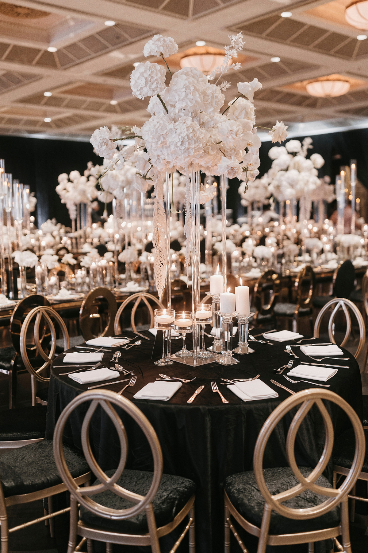 kavita-mohan-black-white-reception-candles-flowers-chair-napkin-hydrangea