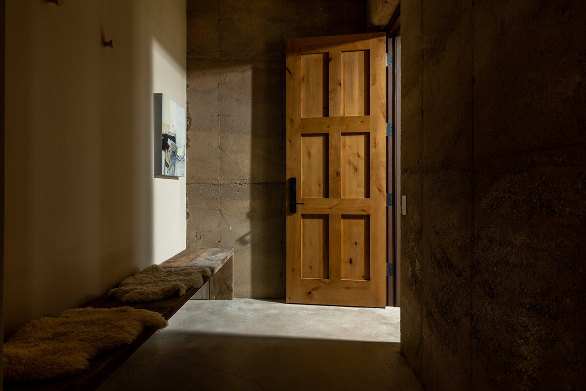 15_SUITES_opendoor_hall_bench