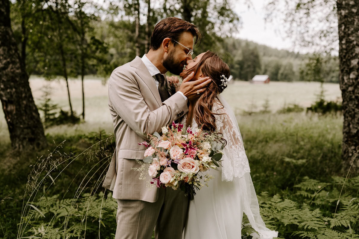 Fotograf-Yohanna-Martensson-Brollopsfotograf-Halsingland-brudpar-i-skog