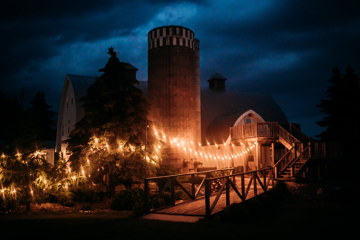 Vesper-and-Vow-Bemidji-Minnesota-wedding-and-elopement-photographer-coordinator-planner-elegant-moody-glowing-night-storm-venue