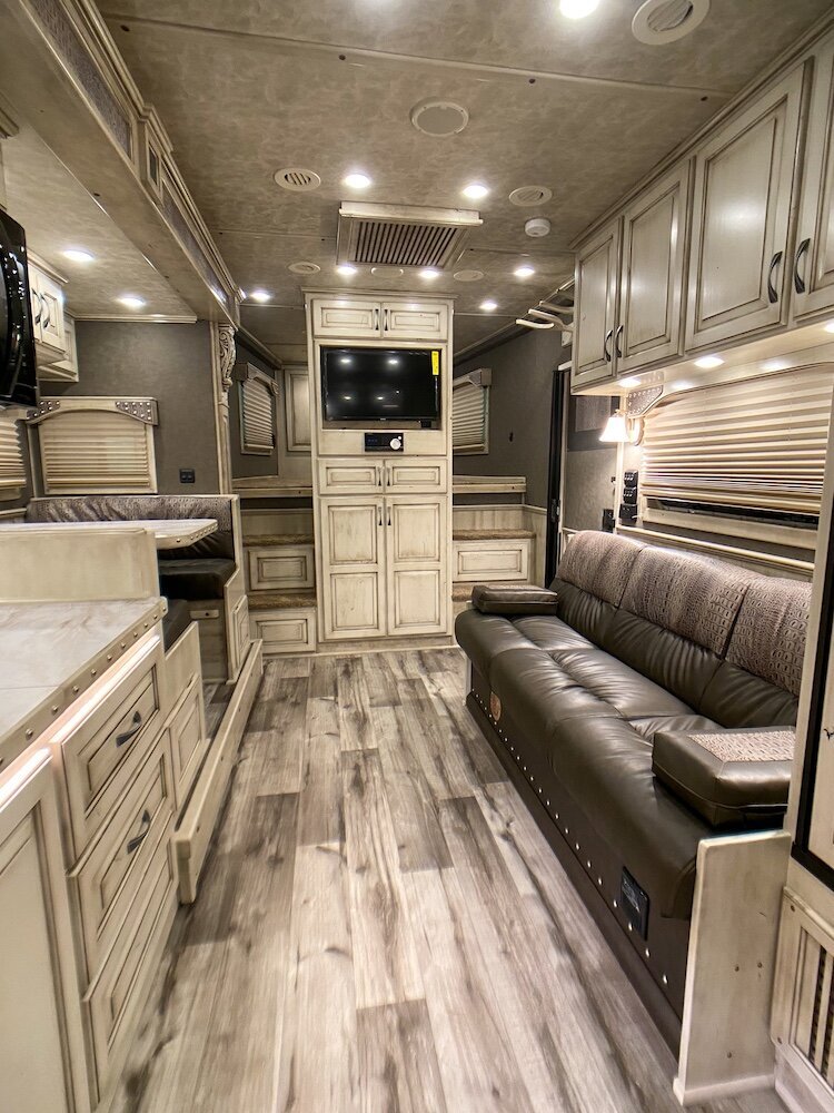 luxury-living-quarter-horse-trailers-trail-boss-conversions-living-areas-31