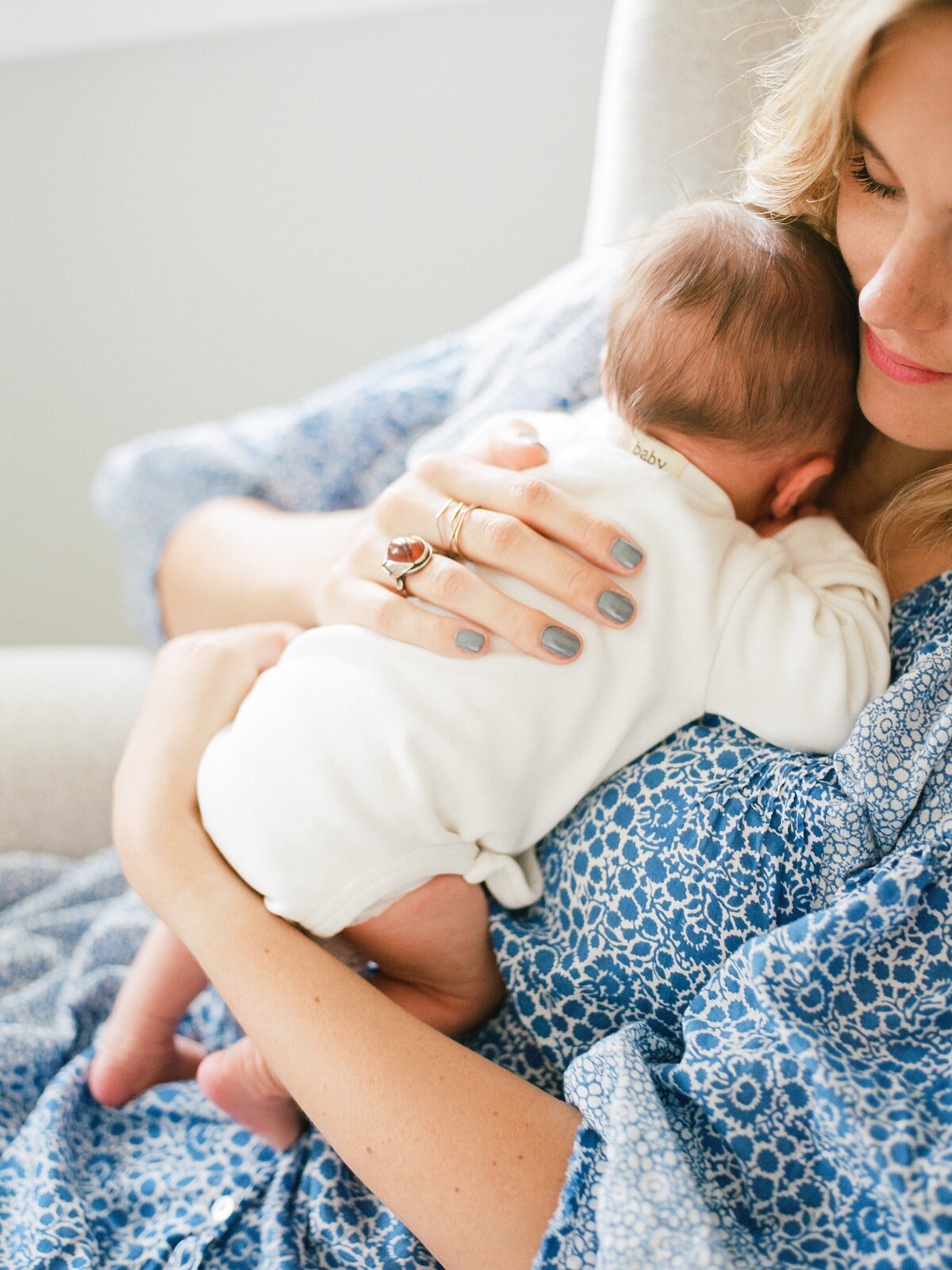 modern-natural-newborn-photos-charlottesville-virginia-amy-nicole-photography-0001