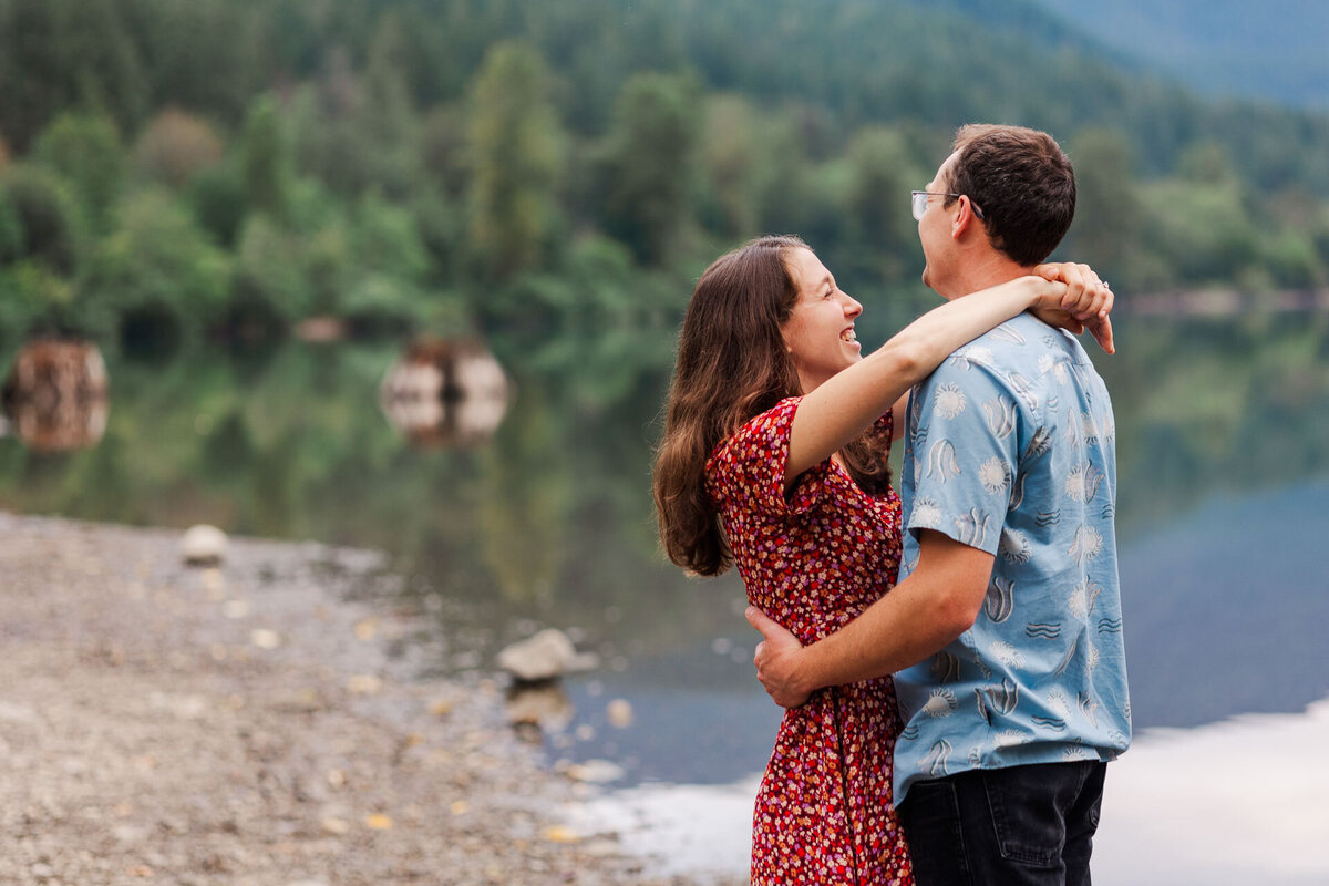 Rattlesnake-Lake-Engagement-Photos-16