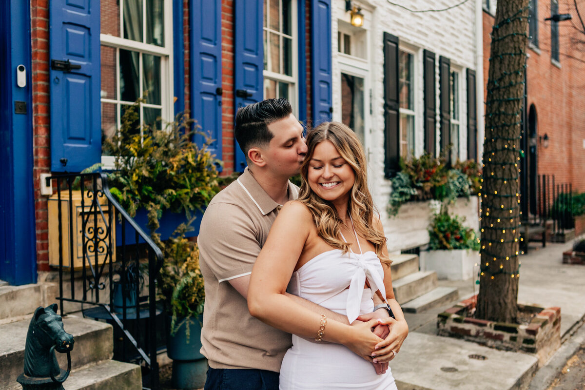couple-kiss-addison-street