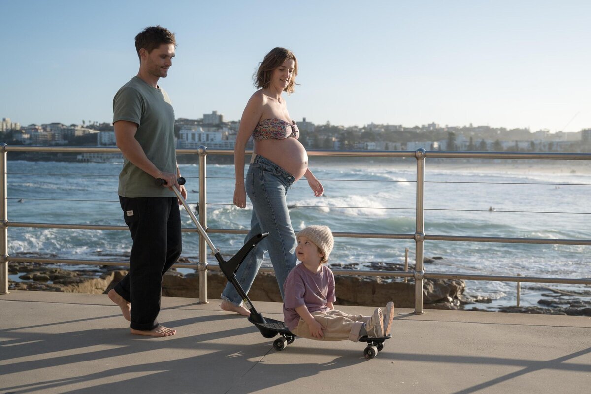 family-beach-walk-bondi-maternity-photo-session-nao-sydney.