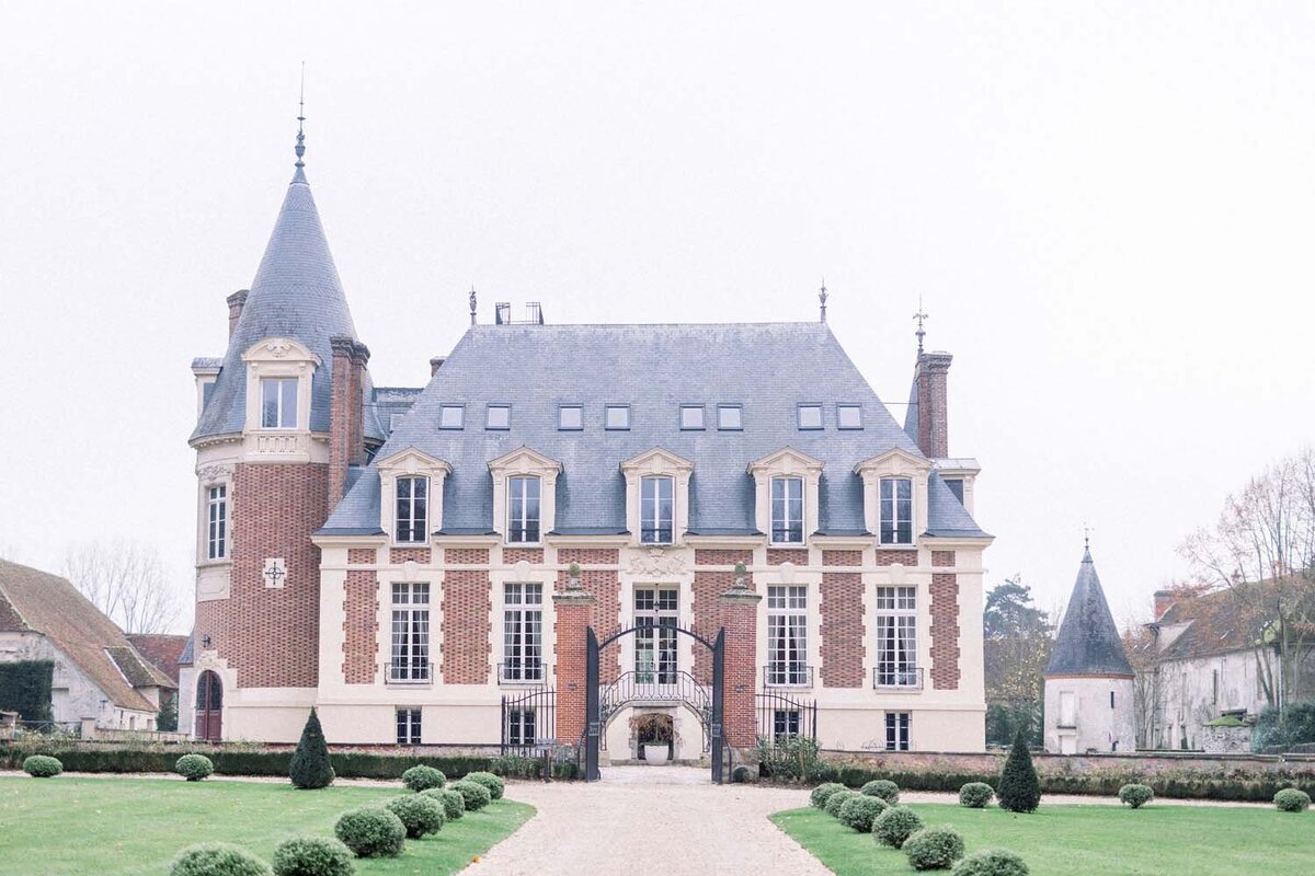 Parisian couture wedding in Black and White at chateau de Bonaventure Paris Veronique Lorre floral designer Aude lucas7