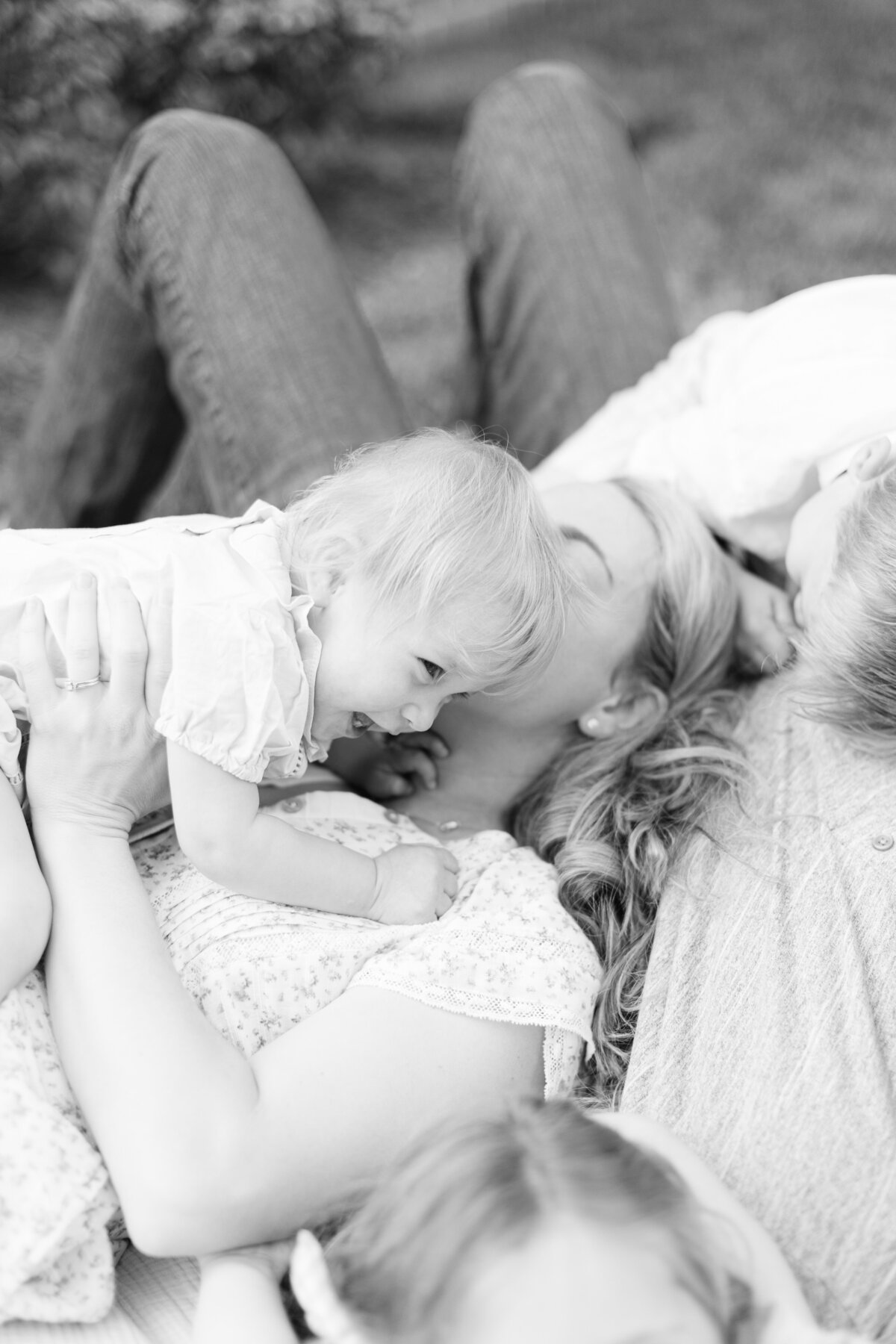 Family portrait session in a Philadelphia park - 11