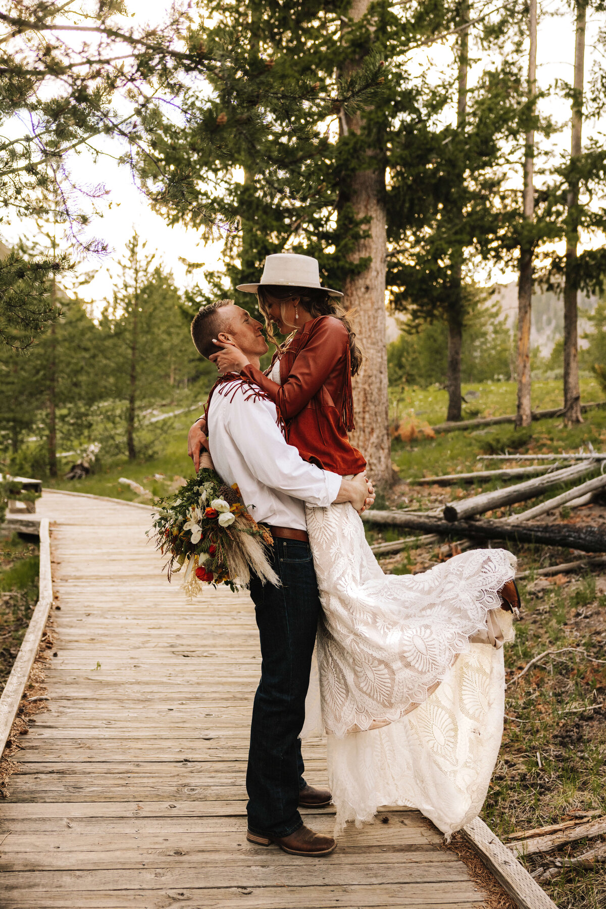 adventure-yellowstone-national-park-elopement-montana-destination-nature