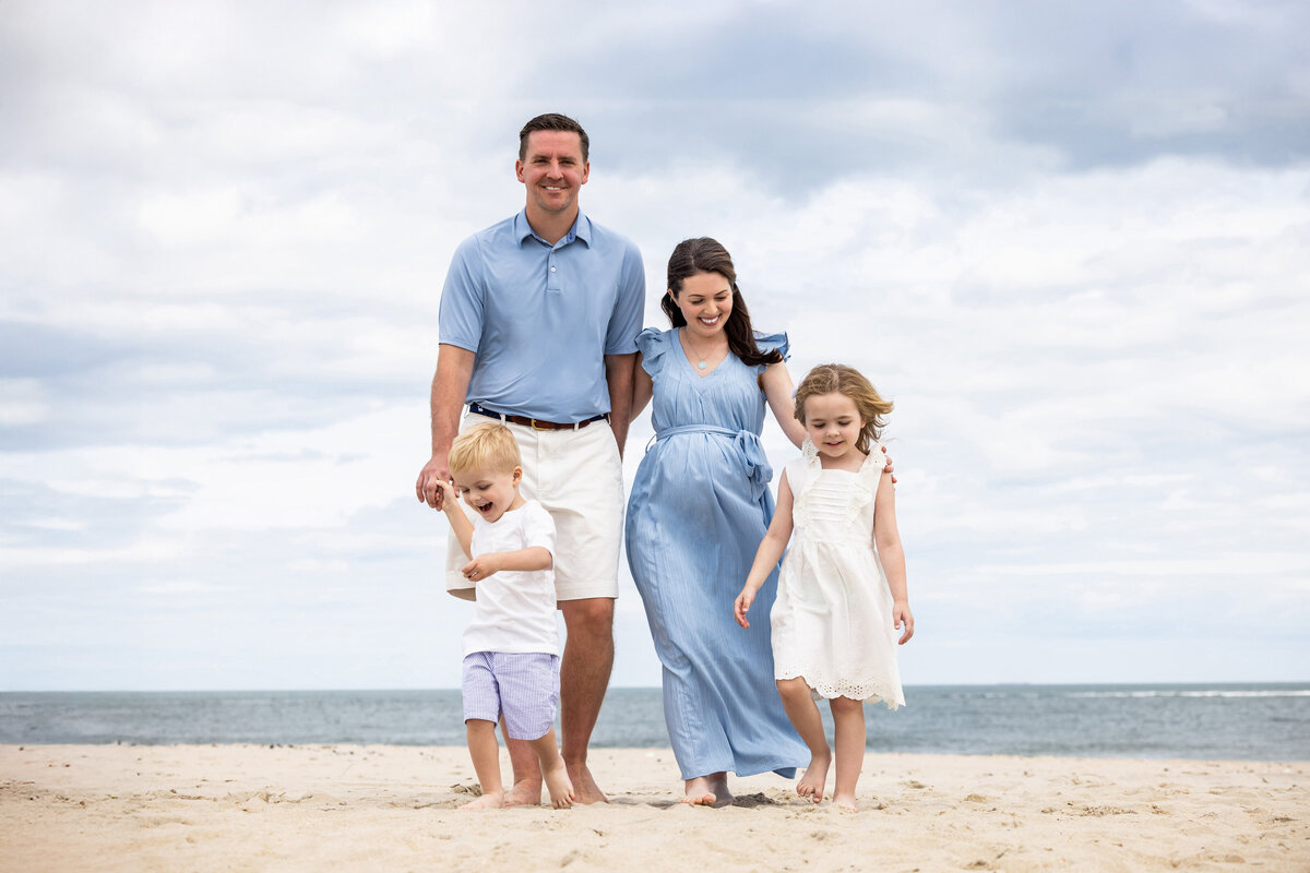 family beach photoshoot in the hamptons