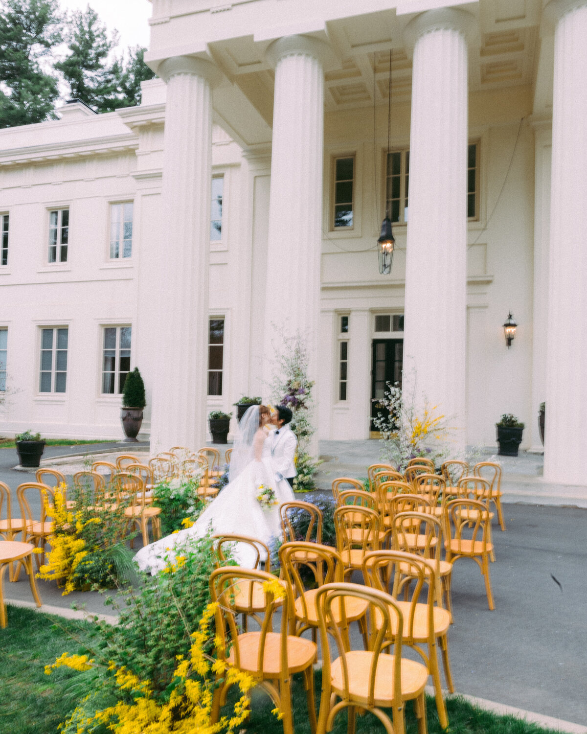 outdoor-wedding-ceremony-at-wadsworth-mansion-ct