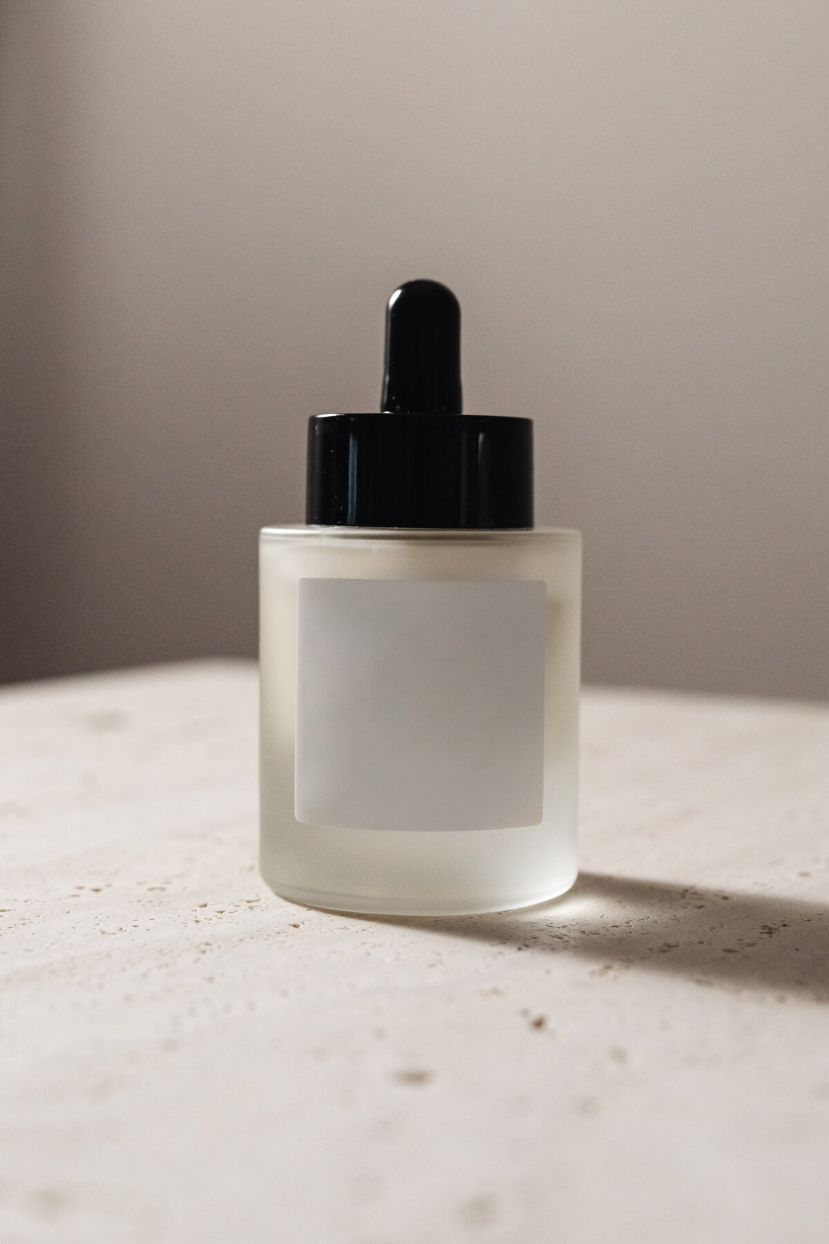 kaboompics_a-bottle-of-beauty-product-for-mockup-24929