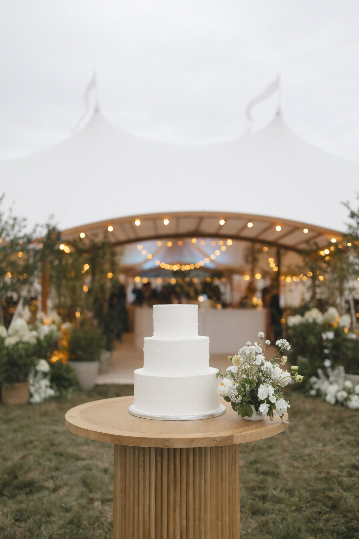 Marthas-vineyard-wedding-planner-kg-events-design-luxury-destination-weddings-private-events-corporate-events-edgartown-ma-event-designer-outdoor-tented-wedding-reception-island-wedding-vogue-wedding-pohogonot-38