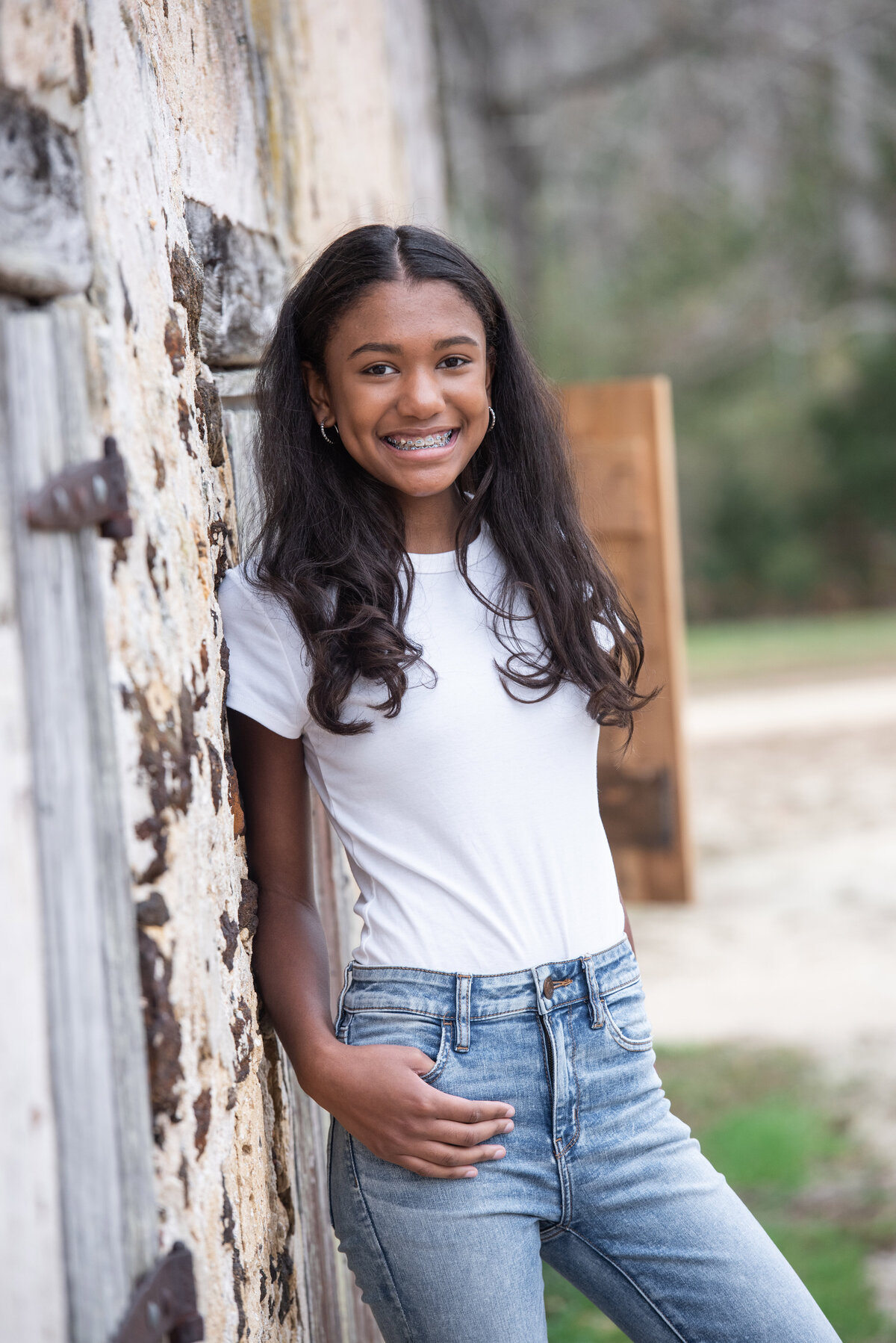 smiling_girl_brick_wall