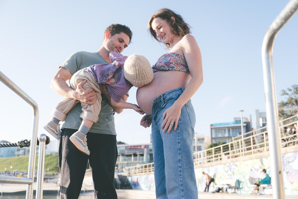 bondi-bump-cuddle-maternity-family-photo-nao-eastern-suburbs