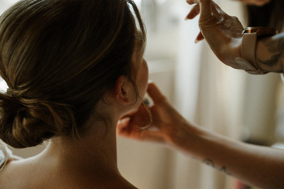 Herentals, salon weddings, moody, authentiek, alternatief trouwen,bruid, 2026, elopent, intiem, spontaan, tijdloos, trouwfotograaf, antwerpen - klaarmaken & first look-53