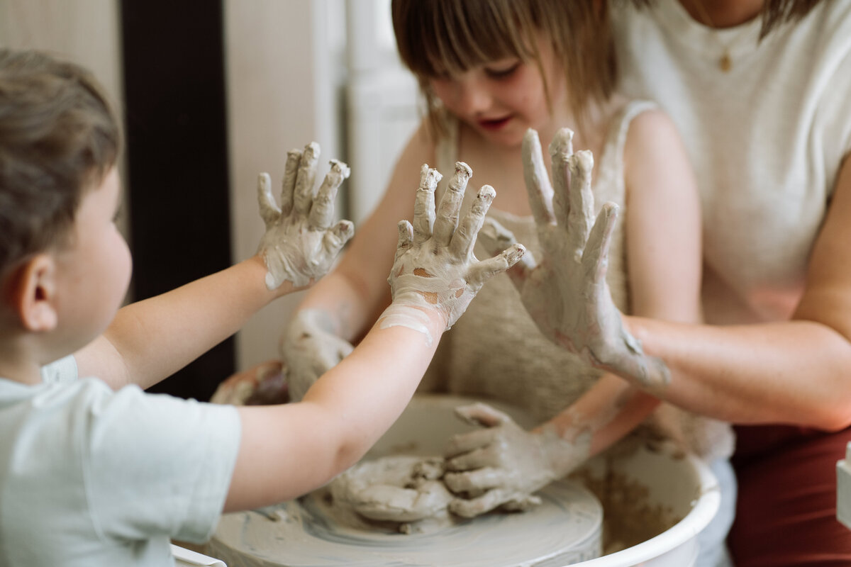 Lifestyle gezinsfotografie tijdens een Homes to Remember-shoot -  klei handjes 