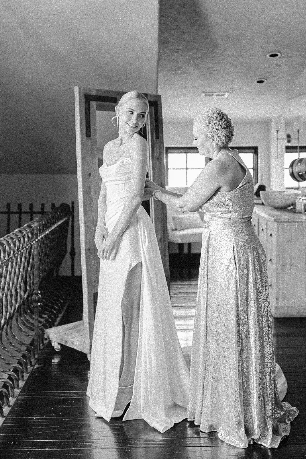 Morelock_Sanders_Wedding_GettingReady_TaraHodgesPhotography044