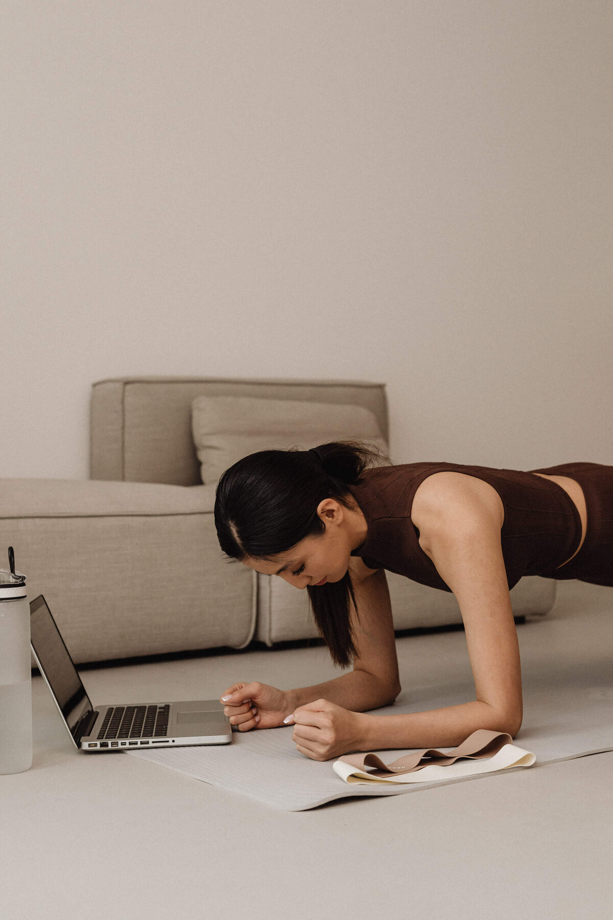 kaboompics_health-and-wellness-yoga-and-exercise-at-home-30968