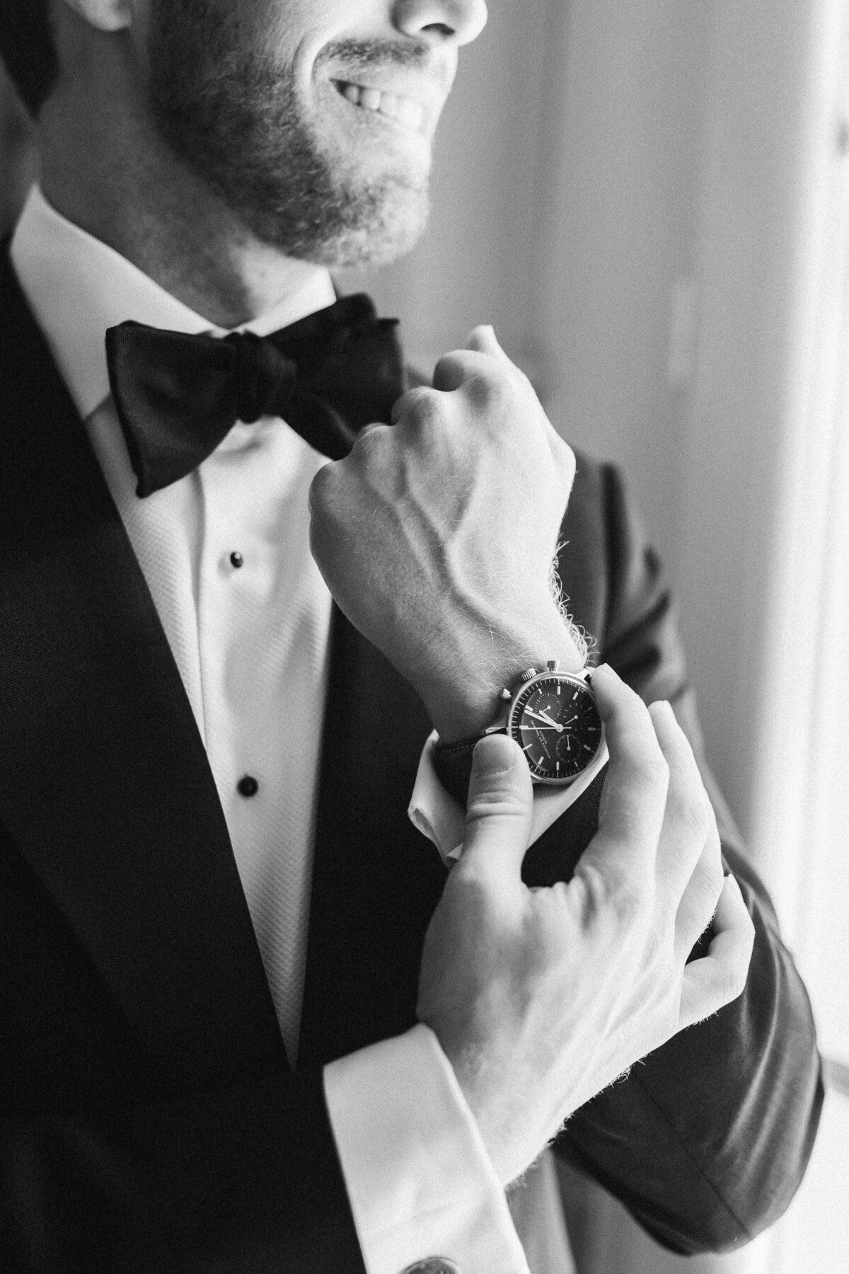groom-getting-ready-provence-editorial-mood