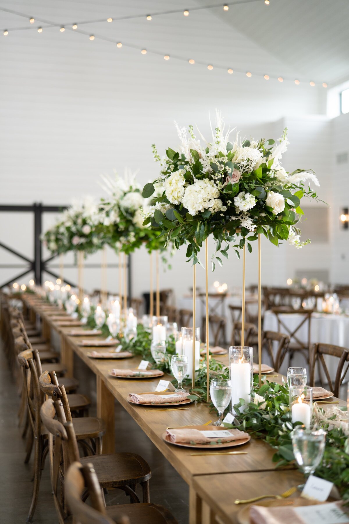 natural wedding table setting with green and white bouquets