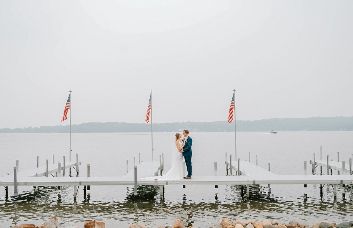 a bride and groom at Bay Pointe Inn with a Michigan wedding phtoographe r