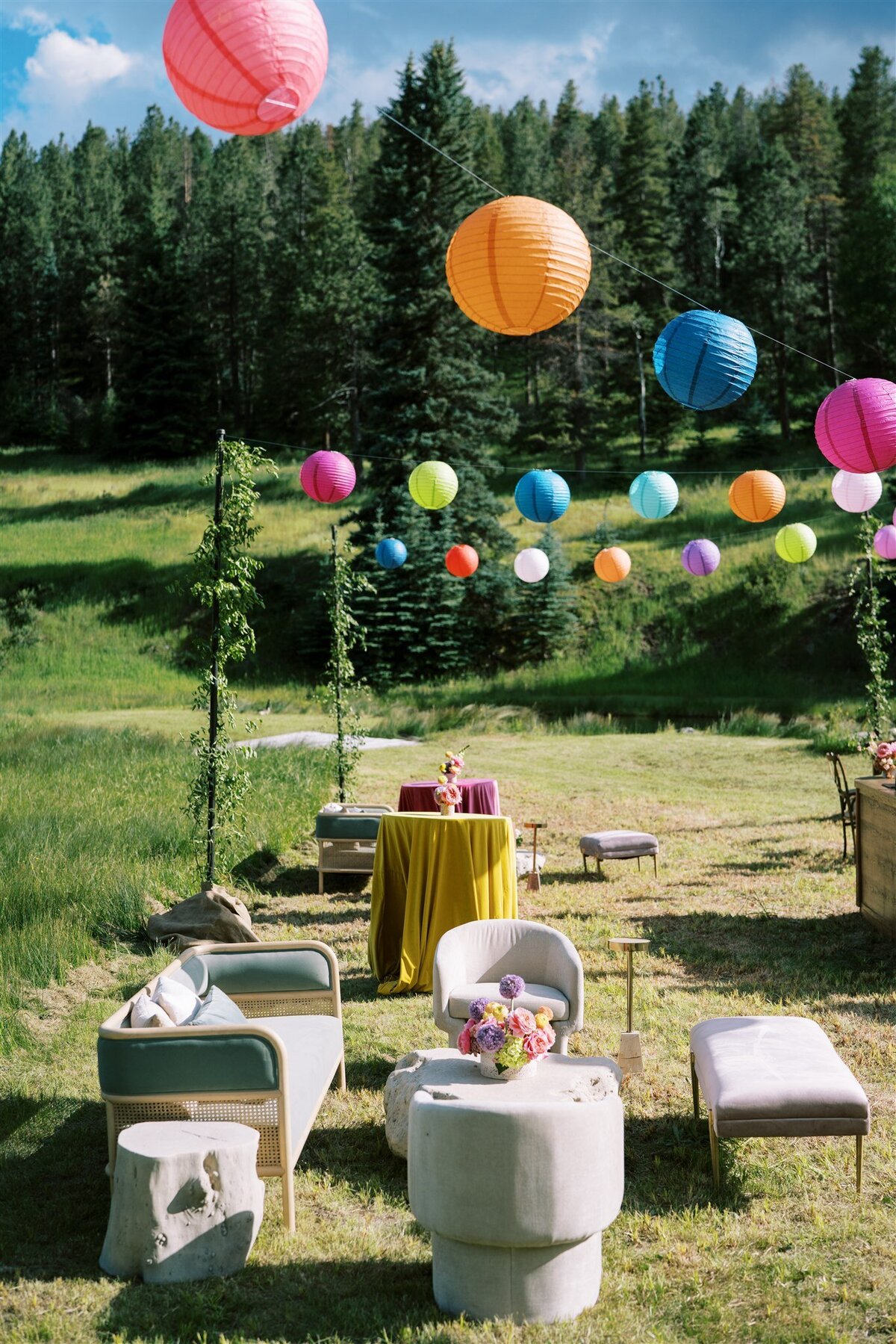 Colorado-wedding-planner-ranch-wedding-cocktail-hour-lounge