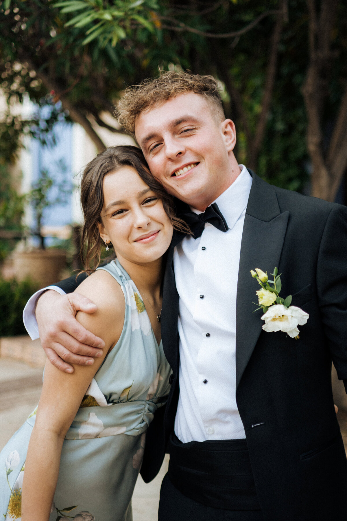 wedding-couple-arriving-courtyard-reception-france3