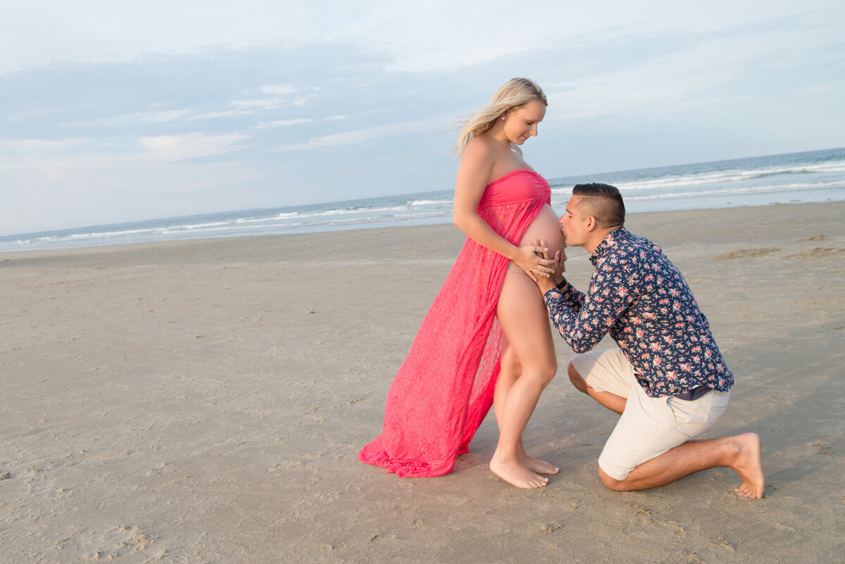 Maternity photo husband kissing wifes pregnant belly