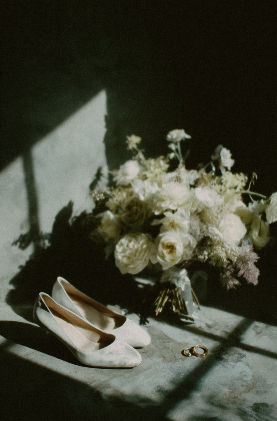 u8487914977_a_delicate_bouquet_of_white_flowers_and_wedding_r_4e2ed403-3603-4acb-a67b-627916c03eb6_3