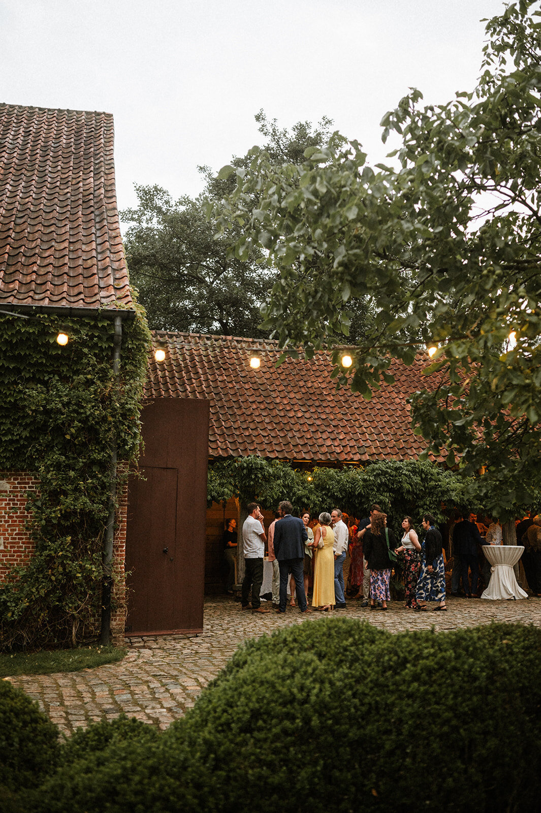Herentals, salon weddings, moody, authentiek, alternatief trouwen,bruid, 2026, elopent, intiem, spontaan, tijdloos, trouwfotograaf, antwerpen - diner & dessert-296