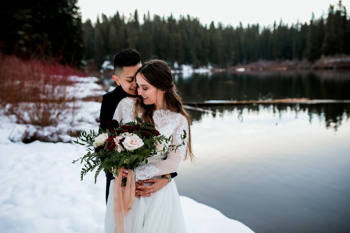 portland-winter-elopement-lakeside-couple