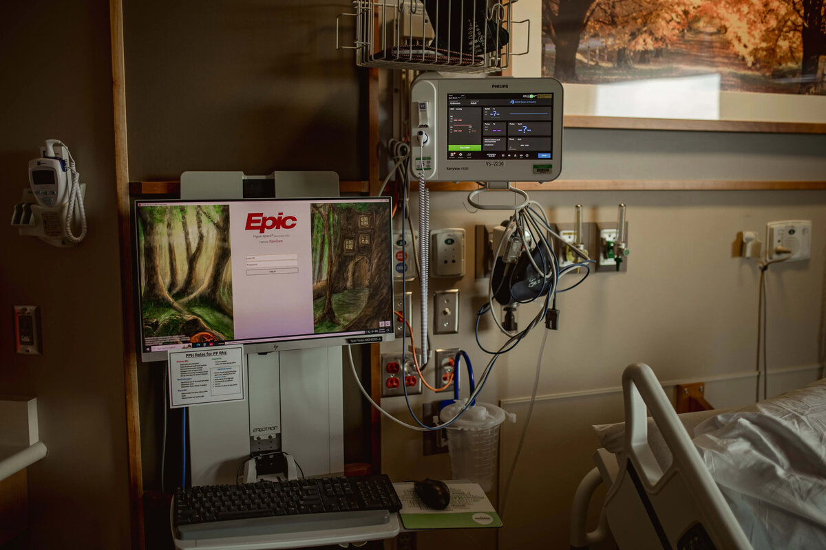 fresh-48-hospital-window-light-newborn-maple-grove