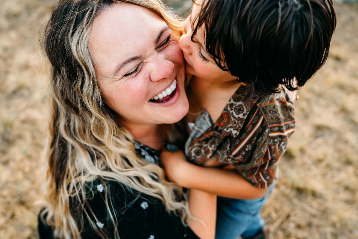kissing-on-mom