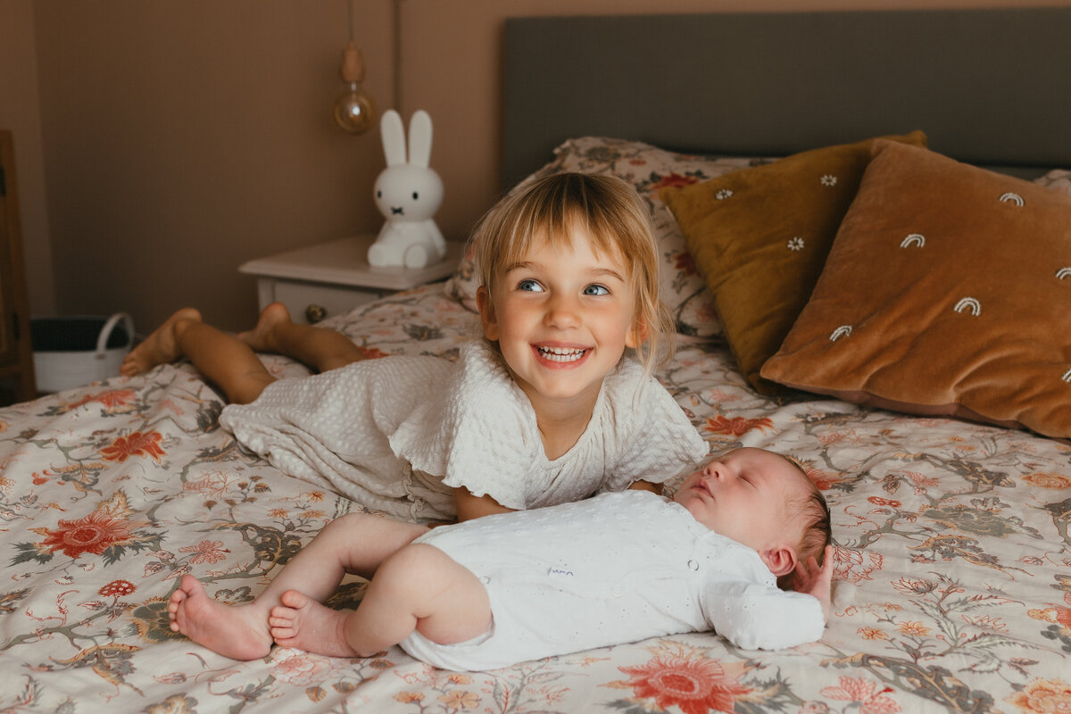 Ontspannen newborn fotografie aan huis