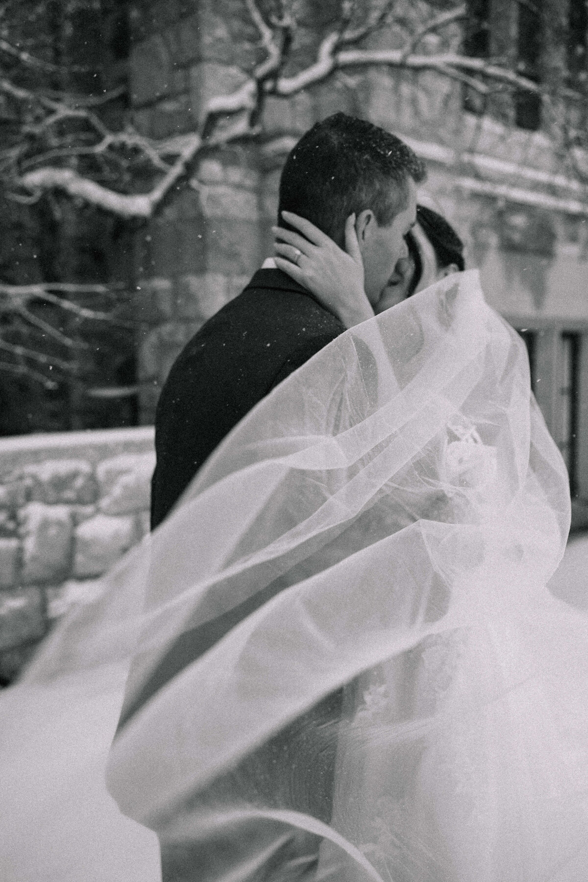 black-and-white-photo-of-couple-kissing-nika-helgeson-photography