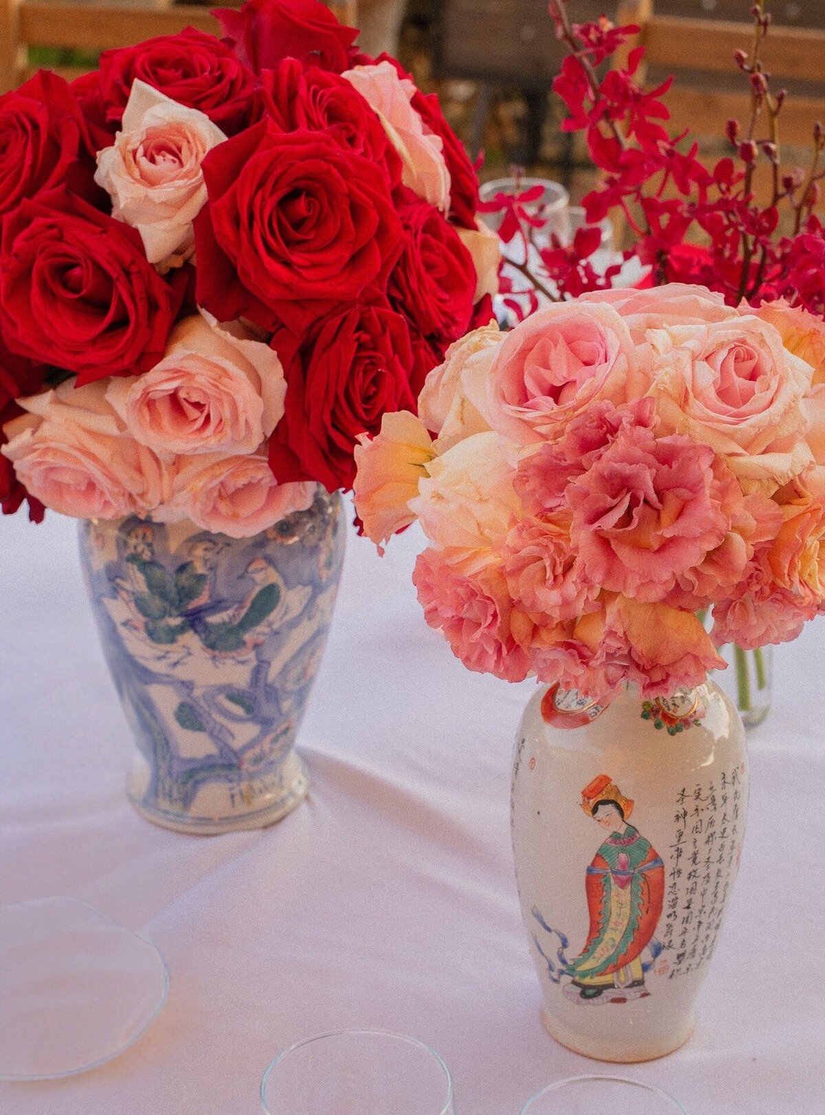 Red-and-pink-floral-arrangements-in-a-Mediterranean-vase1