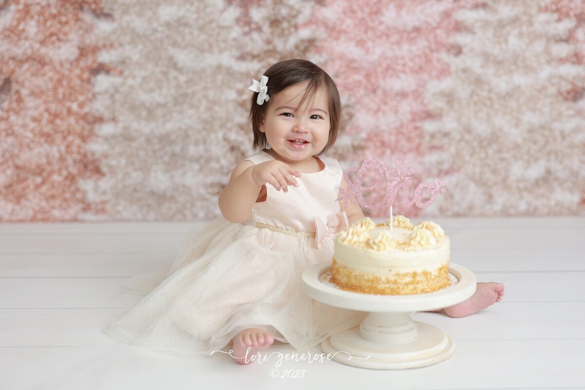 lehigh-valley-photographer-lori-generose-lg-photography-first-birthday-cake-smash-girl-lansdale-pa