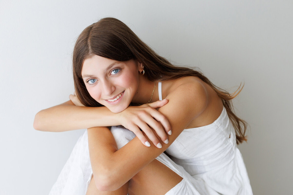 girlsmilessidewaysoncouch