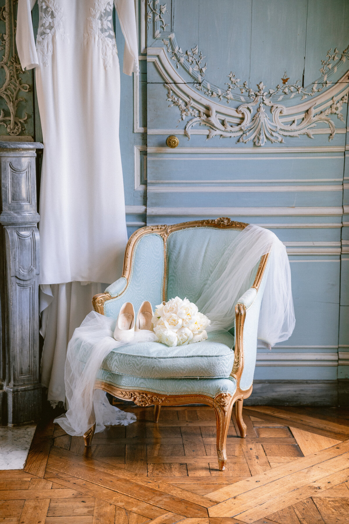 Mariage château de Champlâtreux Paris Photographe bouquet chaussure flatlay