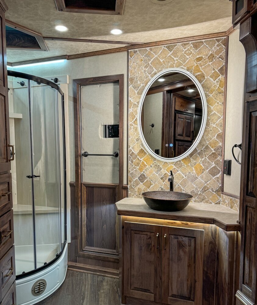 luxury-living-quarter-horse-trailers-trail-boss-conversions-bathrooms-30