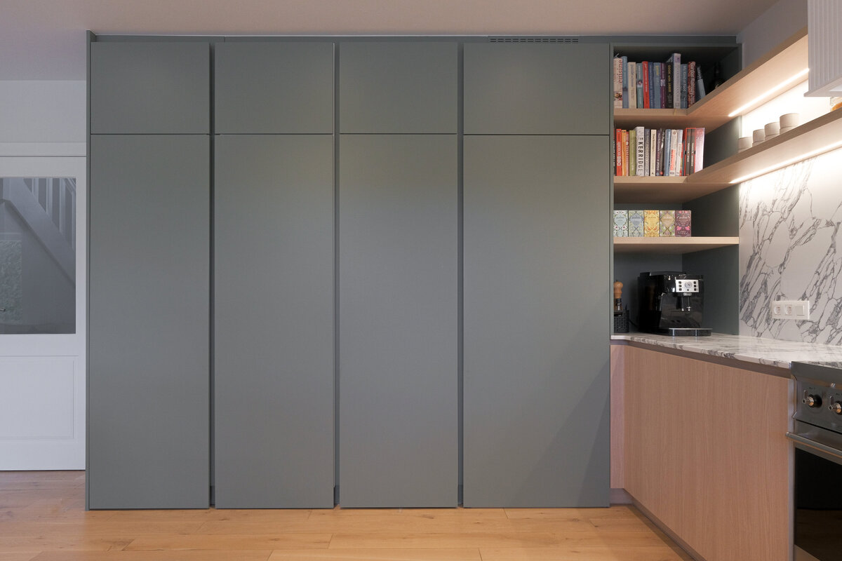 architecture_intérieur_cuisine_porte_vert_sauge_studio_saudade