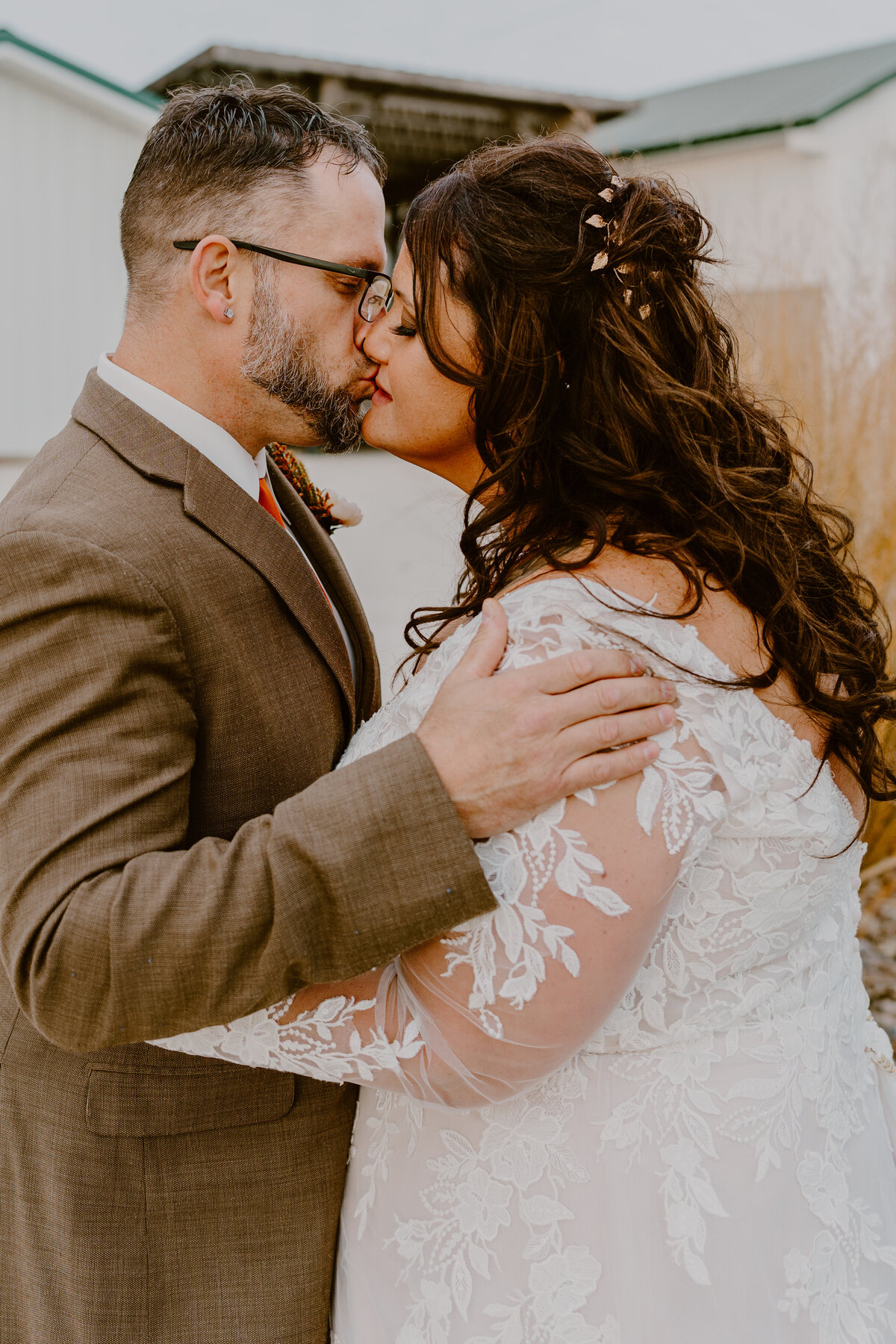 storyteller-collective-photo-co-bride-groom-kiss-iowa