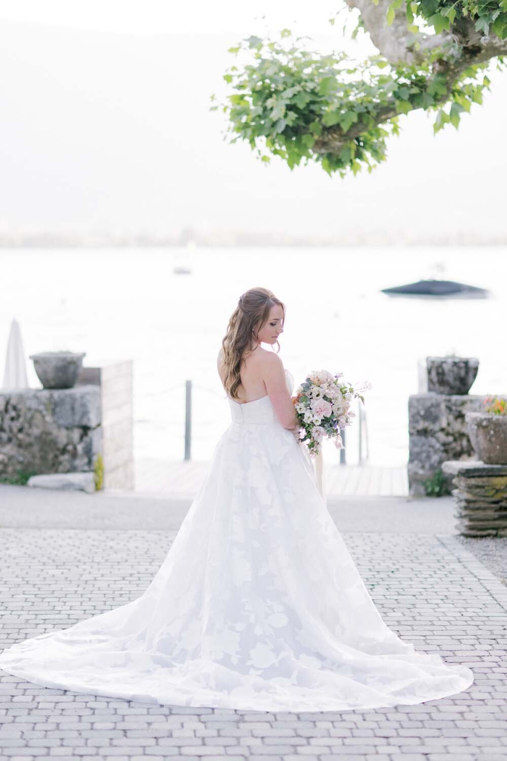 Alexandra & John romantic blush and lavender wedding by the Annecy Lake - Veronique Lorre floral designer - The Komans photography28