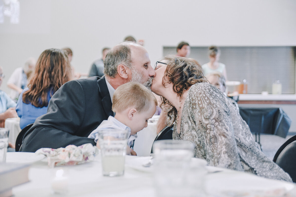 wedding speeches and cake | Iowa wedding photographer | Iowa Photographer | Playlife | Cedar Rapids | Iowa City | Kalona | Alaynna Ann Schwartz-31