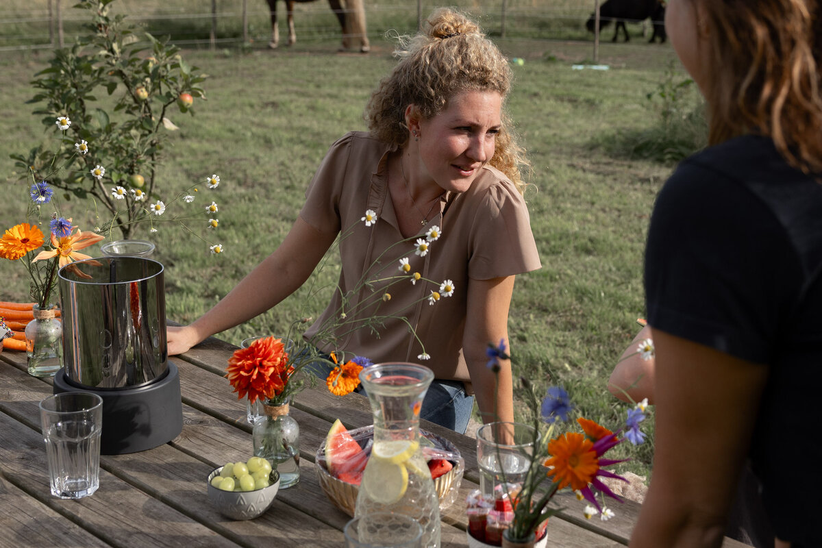 Sfeervolle picknicktafel met wilde bloemen waar Nikki kennis maakt met jouw kind.