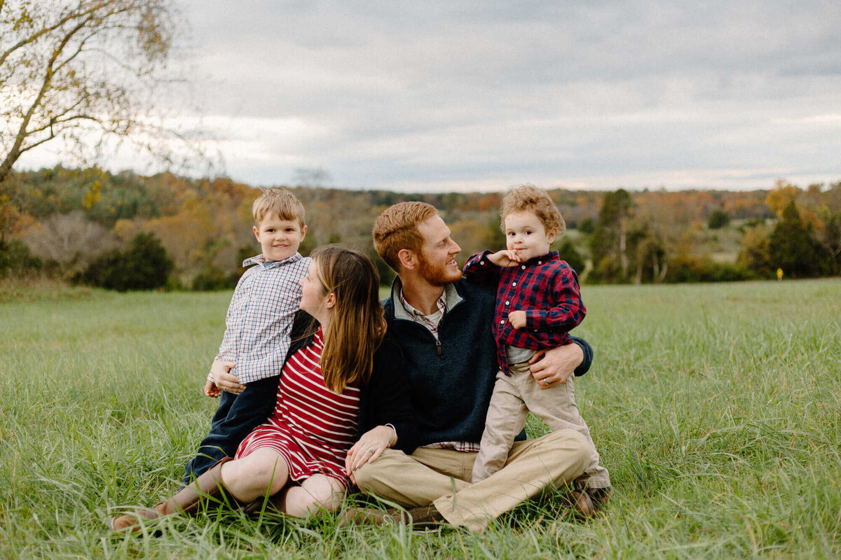 9-kara-loryn-photography-family-sitting-in-the-grass