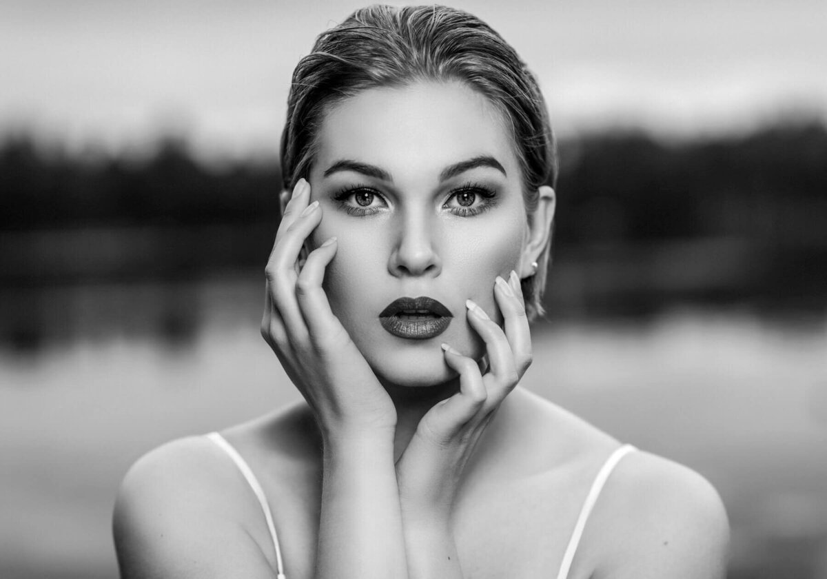Bold and Beautiful Outdoor Portrait – Striking high-contrast black-and-white photography with a modern touch.
