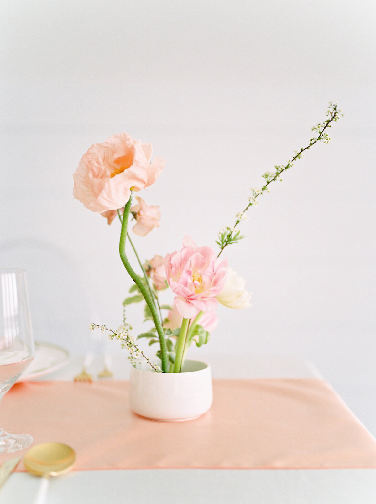 floral-and-field-design-bespoke-wedding-floral-styling-calgary-alberta-peach-kiss-editorial-tablescape-46