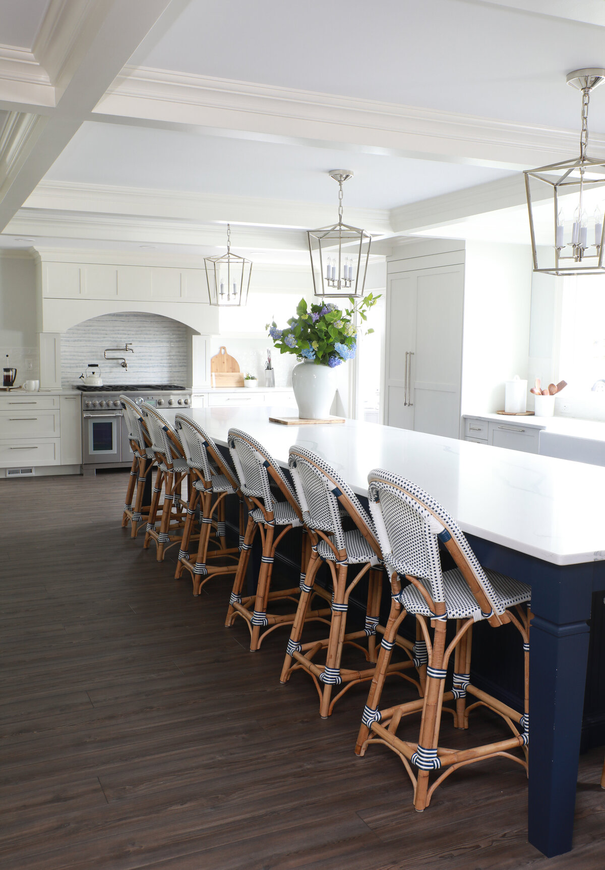GIANT-BEACHHOUSE-KITCHEN-ISLAND-WITH-COUTNERSTOOLS