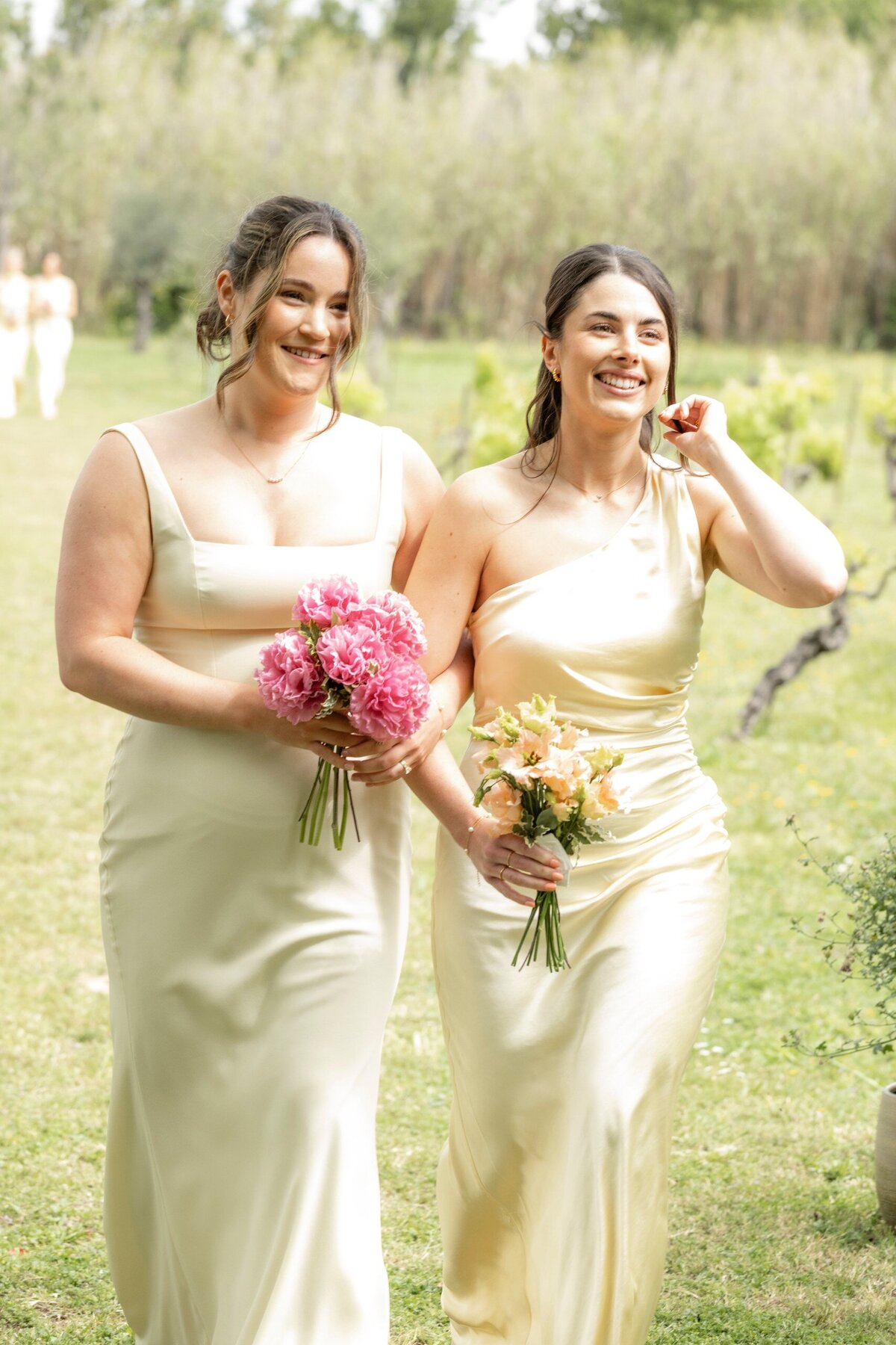 bridesmaids-with-bouquets-french-wedding